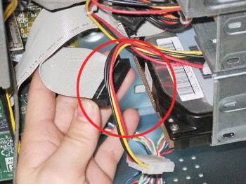 Desconecte el disco duro, retirando los cables de alimentación y de datos