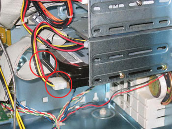 Desconecte el disco duro, retirando los cables de alimentación y de datos